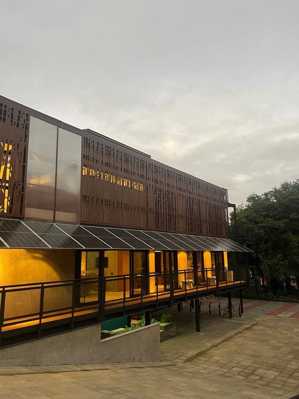 Fachada da Galeria Panaceia com painéis fotovoltaicos